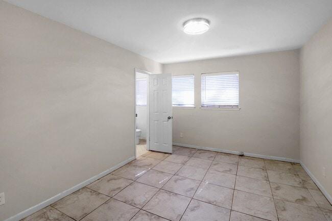 Building Photo - 5554 Beechnut St