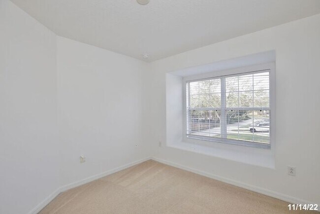 Building Photo - Beautiful 3/2.5 Spacious Townhome with a 2...