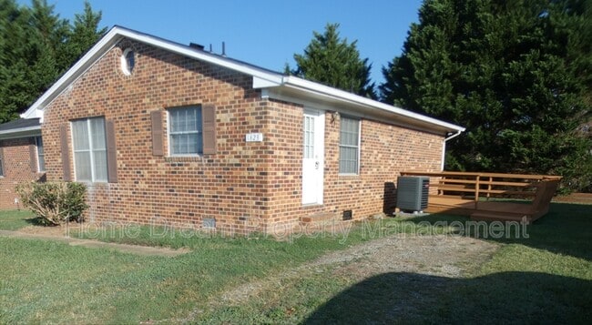 Building Photo - 1823 Meadow Dr