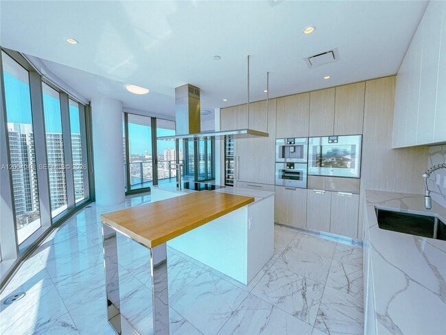 Building Photo - 15701 Collins Ave