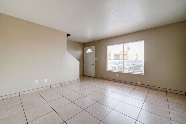 Building Photo - 3840 N 43rd Ave