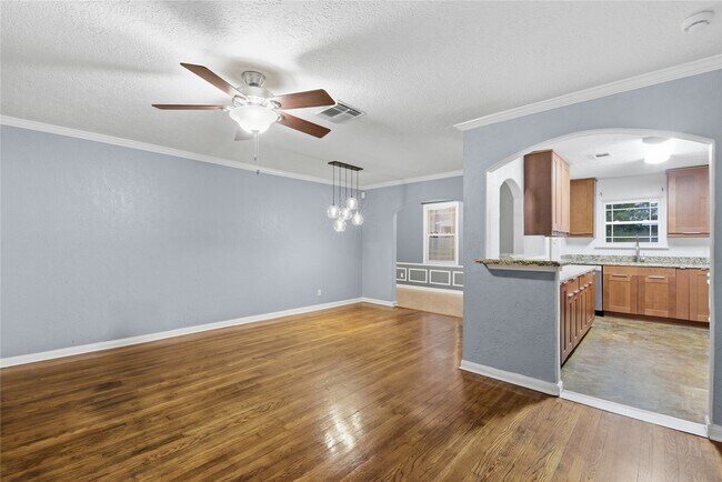 Building Photo - 1814 Chantilly Ln