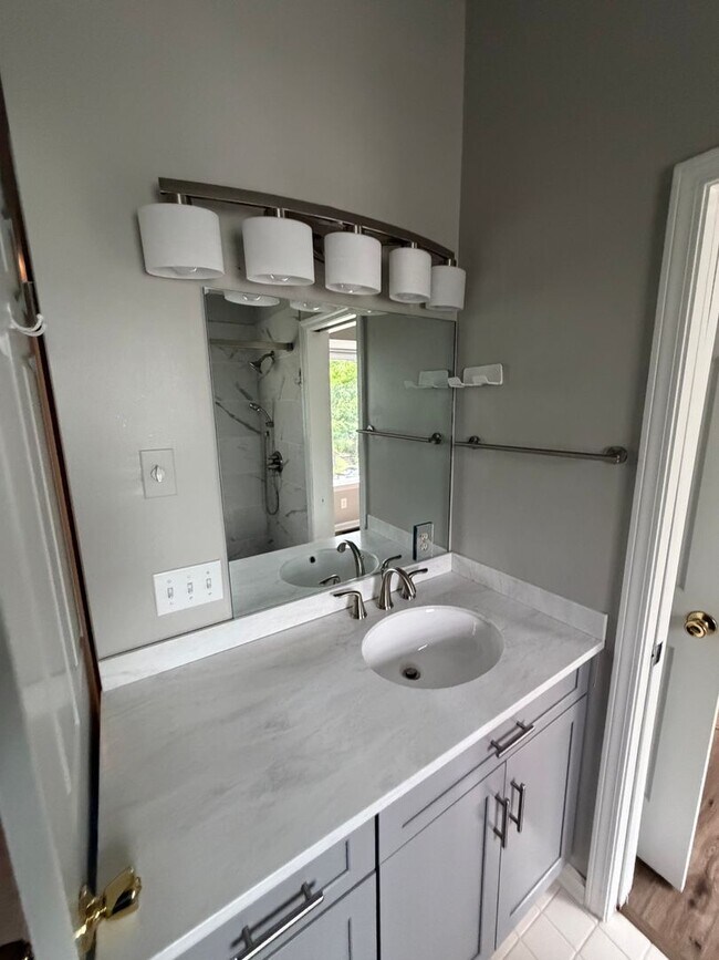 Building Photo - 2 bedroom 1.5 bath Townhouse available September!
