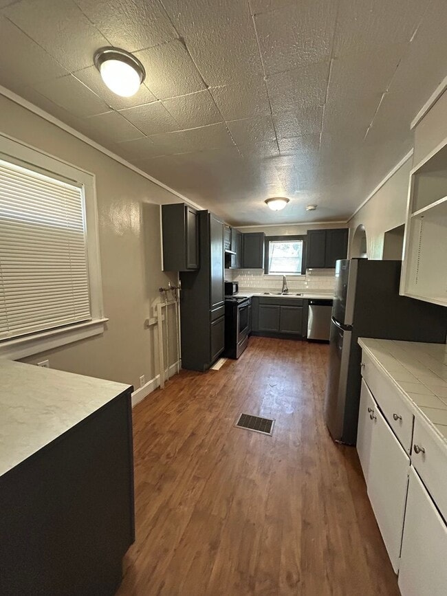 Building Photo - Charming 4-Bed Home with Fireplace & Hardw...