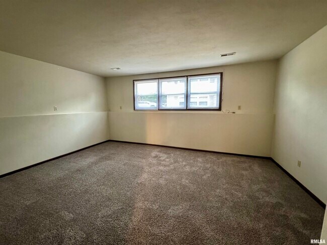 Building Photo - 104 E 9th Ave