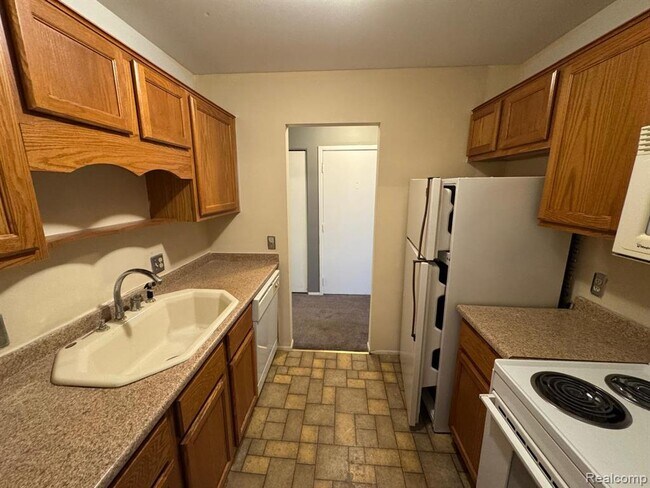 Building Photo - 587 E Fox Hills Dr