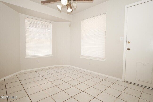 Building Photo - 2151 Sun Manor Dr
