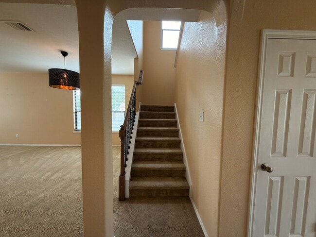 Building Photo - University Park - 5 bedrooms, 3-1/2 Baths