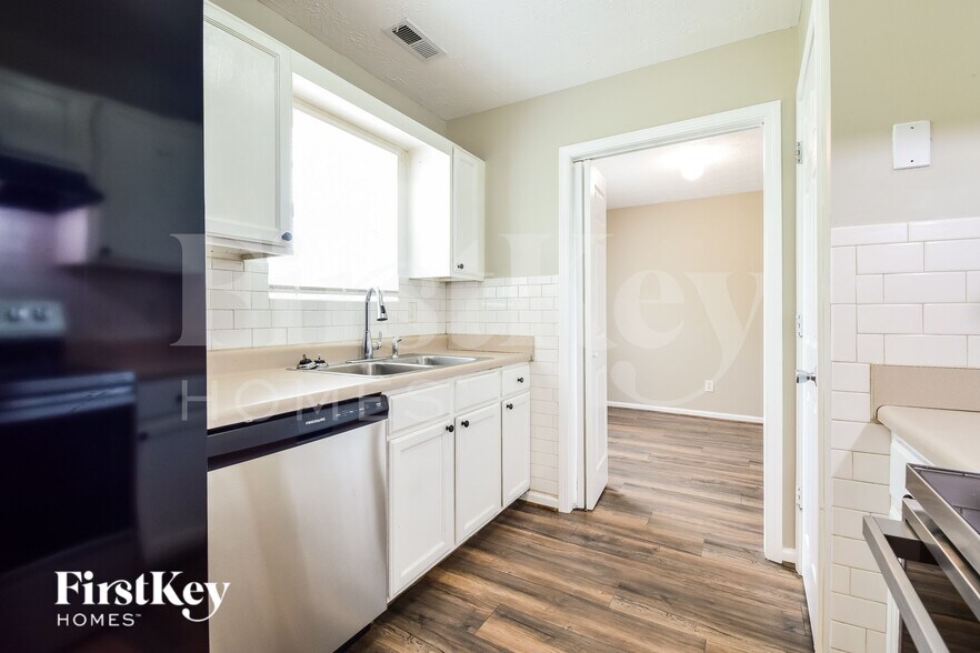 Building Photo - 738 Trickle Ln