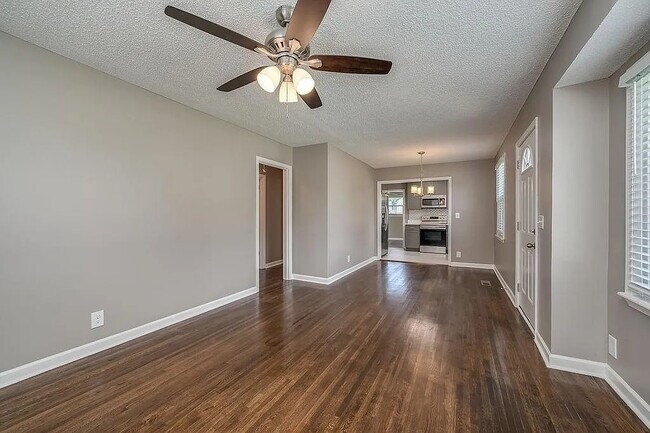 Building Photo - 1985 Carloss Dr