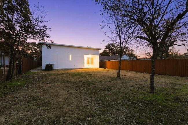 Building Photo - Modern 3 Bed, 3 Bath Home Near Downtown Dallas