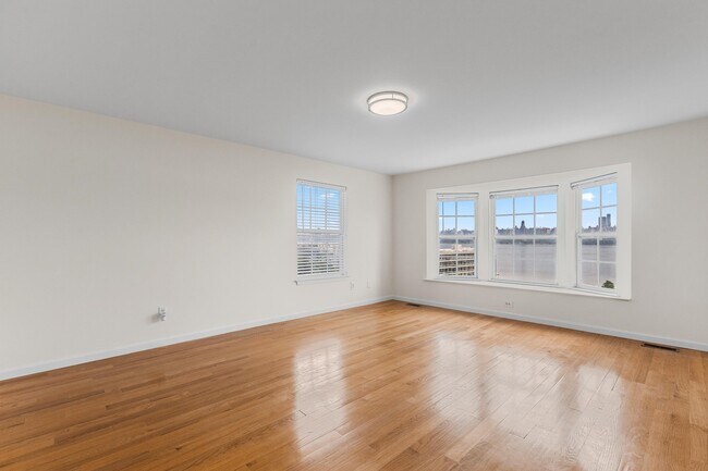 Building Photo - 32 Bergen Ridge Rd