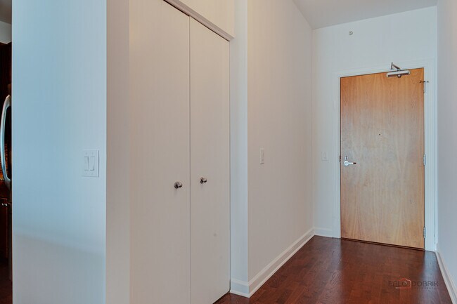 Building Photo - 1235 S Prairie Ave