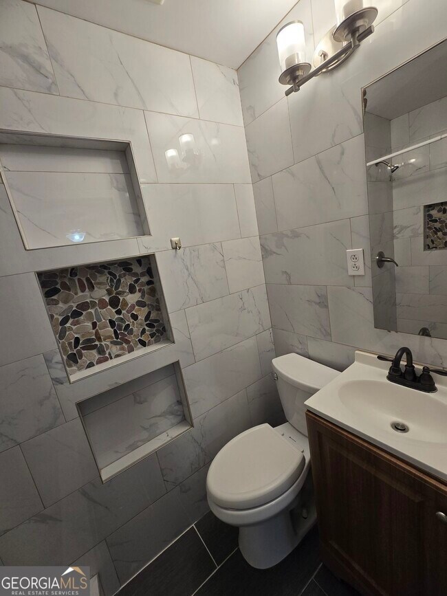 Building Photo - 1211 Lake Dr