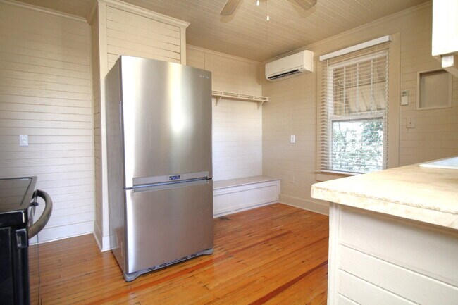 Building Photo - East Pensacola Heights 2BR Cottage Near Downtown with Heart-Pine Floors, Updated Kitchen & Rear A...