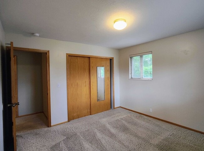 Building Photo - 5 BD 3 BA 2900 sq ft HOME IN DRAPER.