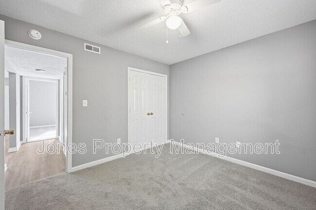 Building Photo - 905 Chimneys Ln