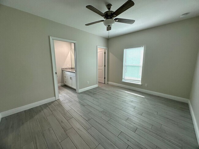 Building Photo - 621 E Virginia Ave