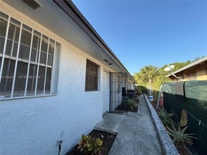 Building Photo - 817 5th St