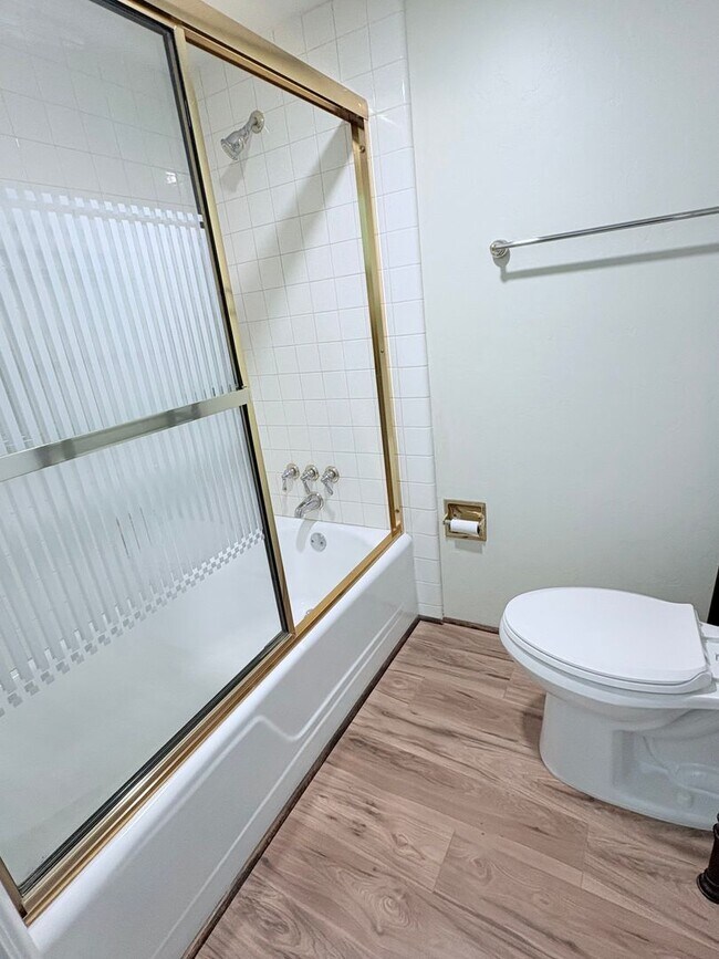 Building Photo - Lovely 2 Bedroom and 2 Bathroom Condo w/ Den! Lots of Space! *SPECIAL OFFER 1/2 Off First Month's...