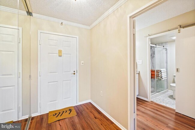 Building Photo - 15101 Interlachen Dr