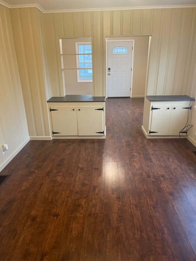 Building Photo - Charming 2 Bedroom Home - Move in Ready