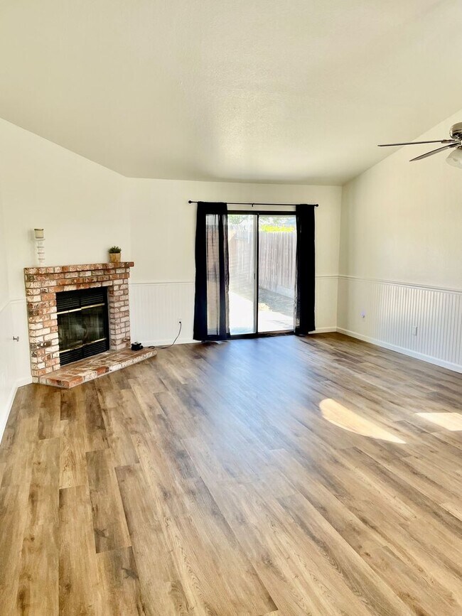 Building Photo - Gorgeous!