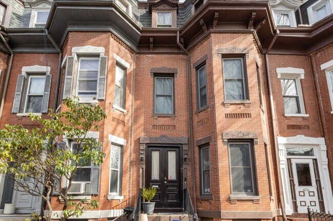 Building Photo - 2Br/1.5Bth in a convenient location! Laundry iN UNIT! NO BROKER FEE!