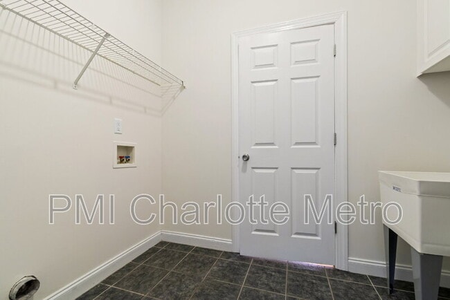 Building Photo - 5916 Meadowmere Dr