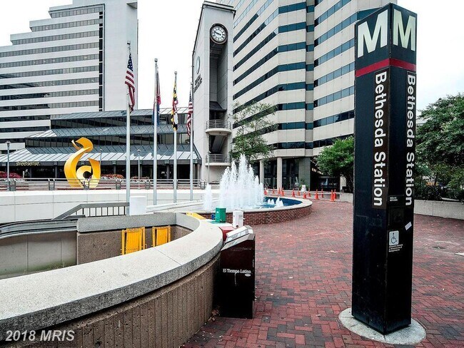 Building Photo - 4800 Chevy Chase Dr