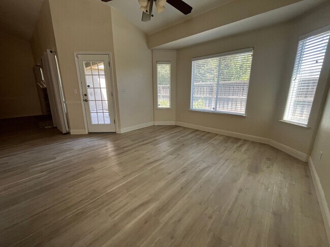 Building Photo - Beautiful Home for rent in Visalia, Ca