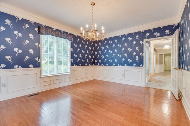 Building Photo - Experience lakefront living at its finest in the heart of East TN