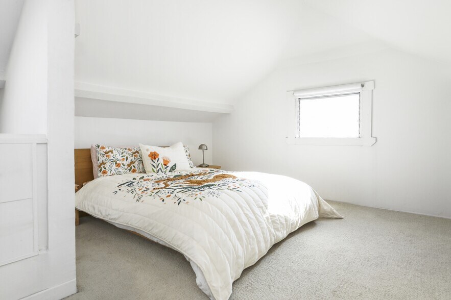 Building Photo - 1563 Lucretia Ave