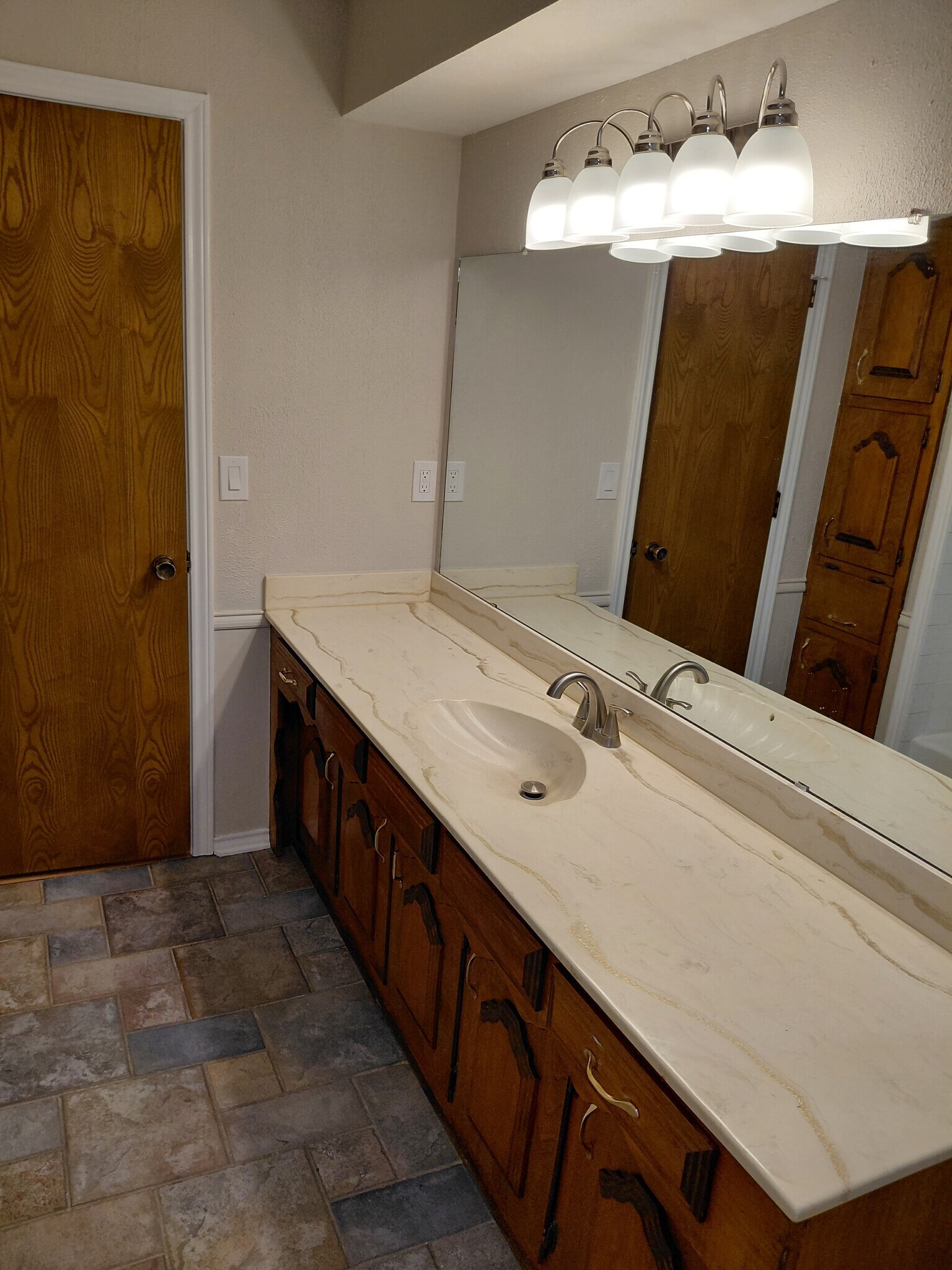 Building Photo - 3305 Lynbrook Dr