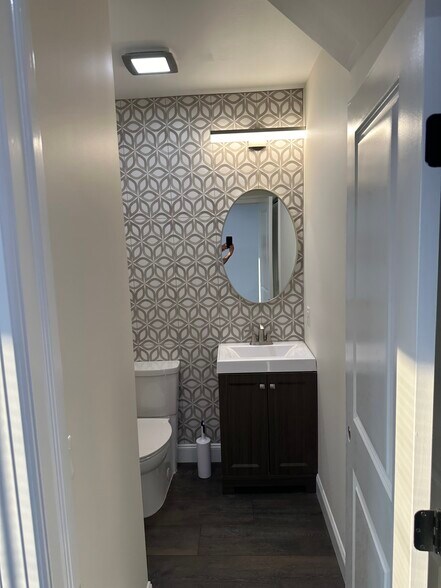 Half bath - 319 Monroe St