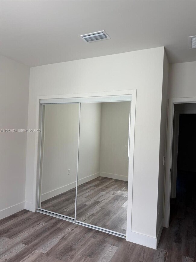 Building Photo - 710 Bedford Point Ave