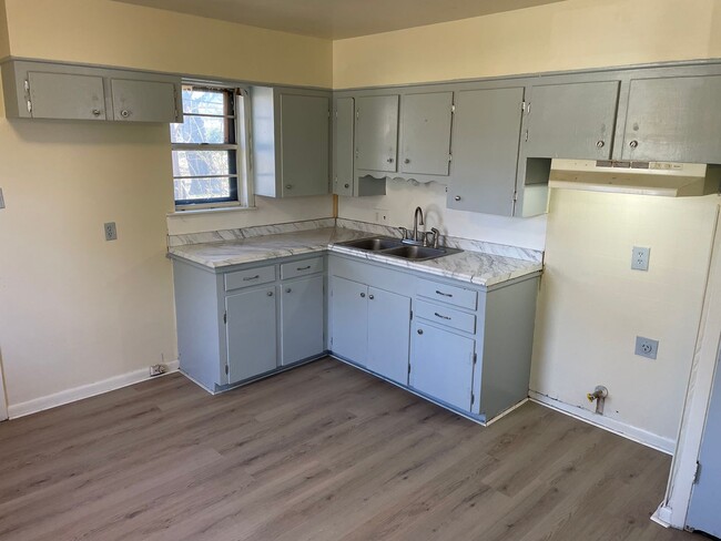 Building Photo - Remodeled 2 Bedroom Home