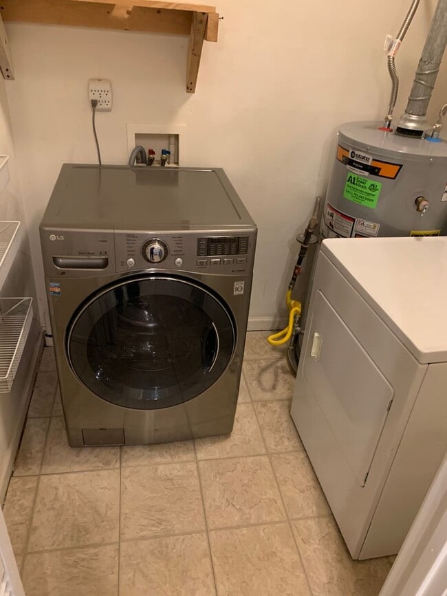 Building Photo - 3 Bedroom 2 Bathroom Condo