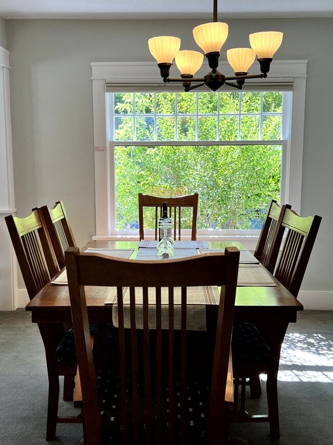 Building Photo - Charming Historical Home, Desirable Downtown Location. Flexible Lease Terms, 30-day Min. All Util...