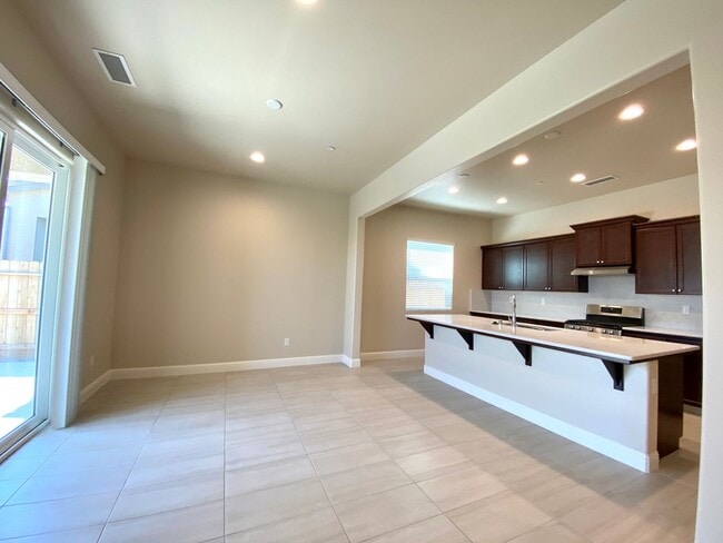 Building Photo - $2,495 Leonard & Ashlan, 3 Bedroom Home - ...