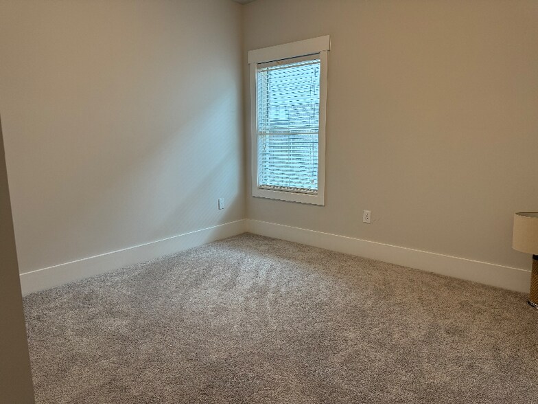 Building Photo - 4021 Rockland Cir SE