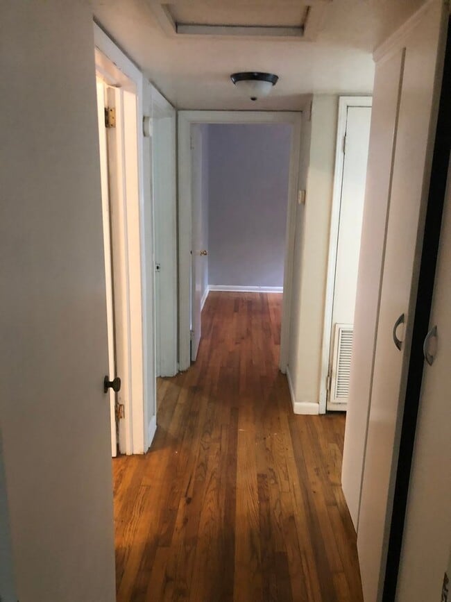 Building Photo - 4 Bed/ 2 bath House with Fenced Yard!! Available August 2026!