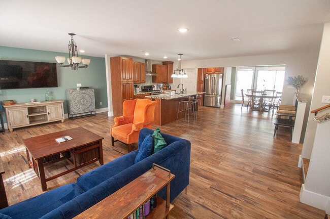 Building Photo - 3104 Oak Lawn Dr
