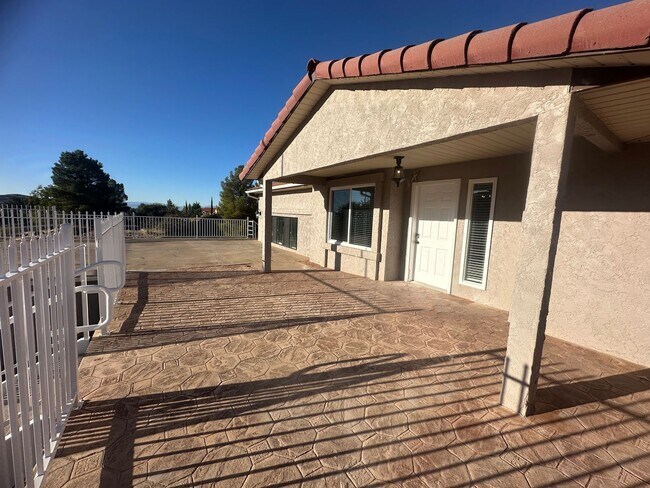 Building Photo - Quiet neighborhood, 3 bedroom, 2 bath home...