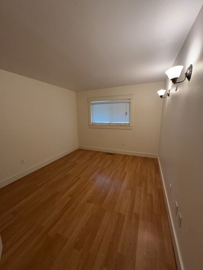 Building Photo - Location! Location! 2bd 1 ba Condo mere bl...