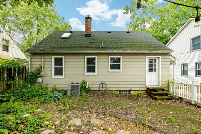 Building Photo - 708 Dwight St