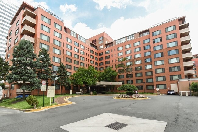 Building Photo - Charming & Spacious One Bedroom at River Place South
