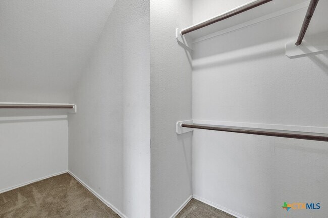 Building Photo - 400 Summer Dr