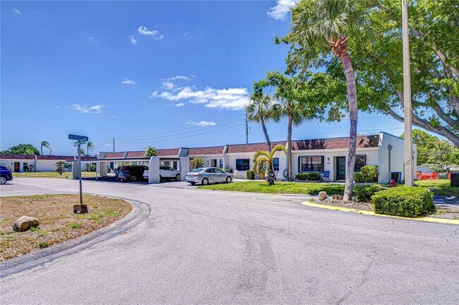 Building Photo - 13870 Oakwood Ln