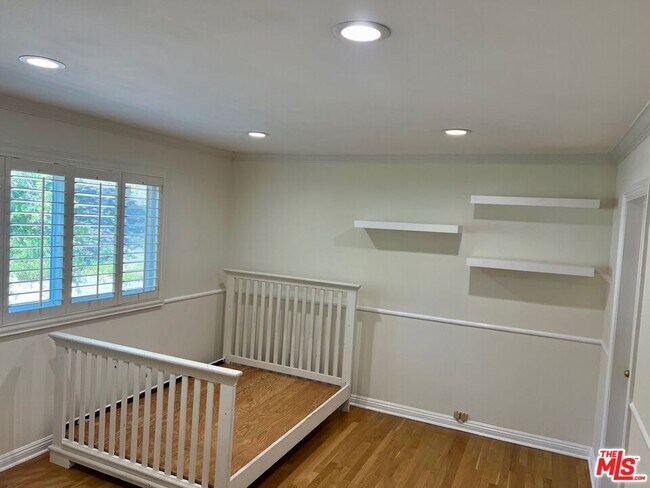 Building Photo - 1586 Palisades Dr
